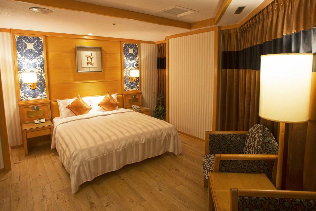 Silken Hotel Тайпей Екстериор снимка