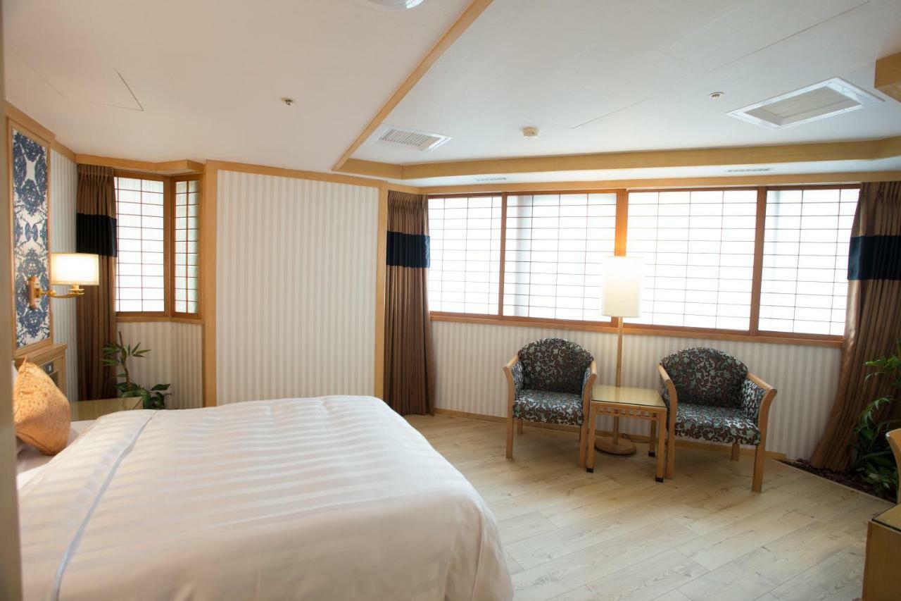 Silken Hotel Тайпей Екстериор снимка